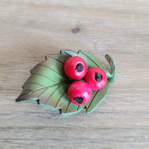 Holly berry brooch. - Picture 1 of 3